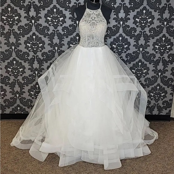 I’m selling my beautiful wedding gown. I’ve never felt as stunning as in this. - Picture 4 of 8